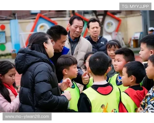 小孩遇见足球球星的激动瞬间:偶像见面会带来的快乐与惊喜 小孩遇见足球球星的激动瞬间:偶像见面会带来的快乐与惊喜