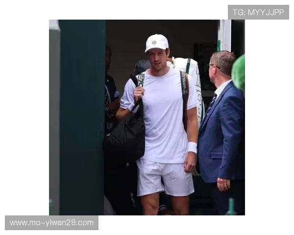 足球巨星场上场下穿搭解析展现运动魅力与时尚潮流风采